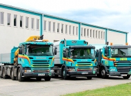 PIPAL-Transporte: moderne EURO6 LKW Flotte: 3,5 t Kastenwagen, Kran, Tieflader, Hubarbeitsbühne, Container und Mulden sowie Müllsammelfahrzeug • Bruck an der Leitha, Niederösterreich