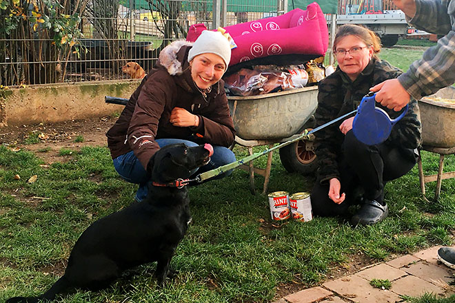 Wanda-mit-Gabriele-Pipal-von-PIPAL-Transporte-und-Dr-Claudia-Herka-vom-Tierheim-Parndorf