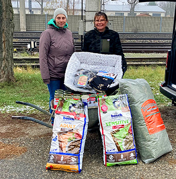 Frau Pipal (PIPAL-Transporte) mit Frau Dr. Claudia Herka (Tiewrheim Parndorf) und der Weihnachts-Spende